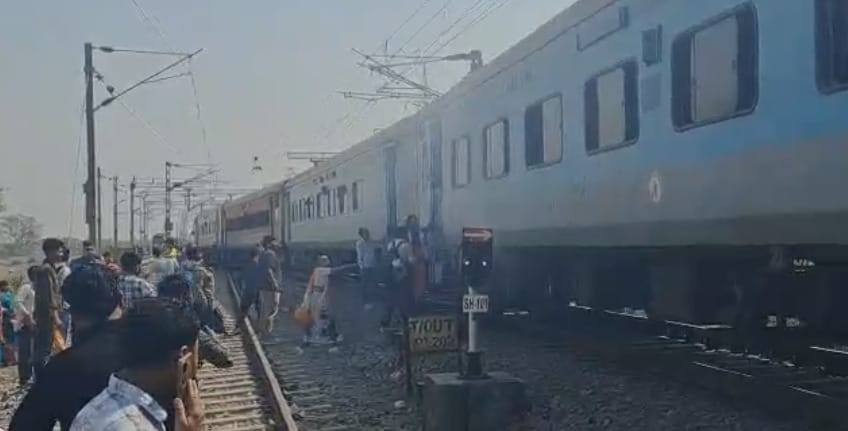 पटरी के बगल में खड़े हुए यात्री।