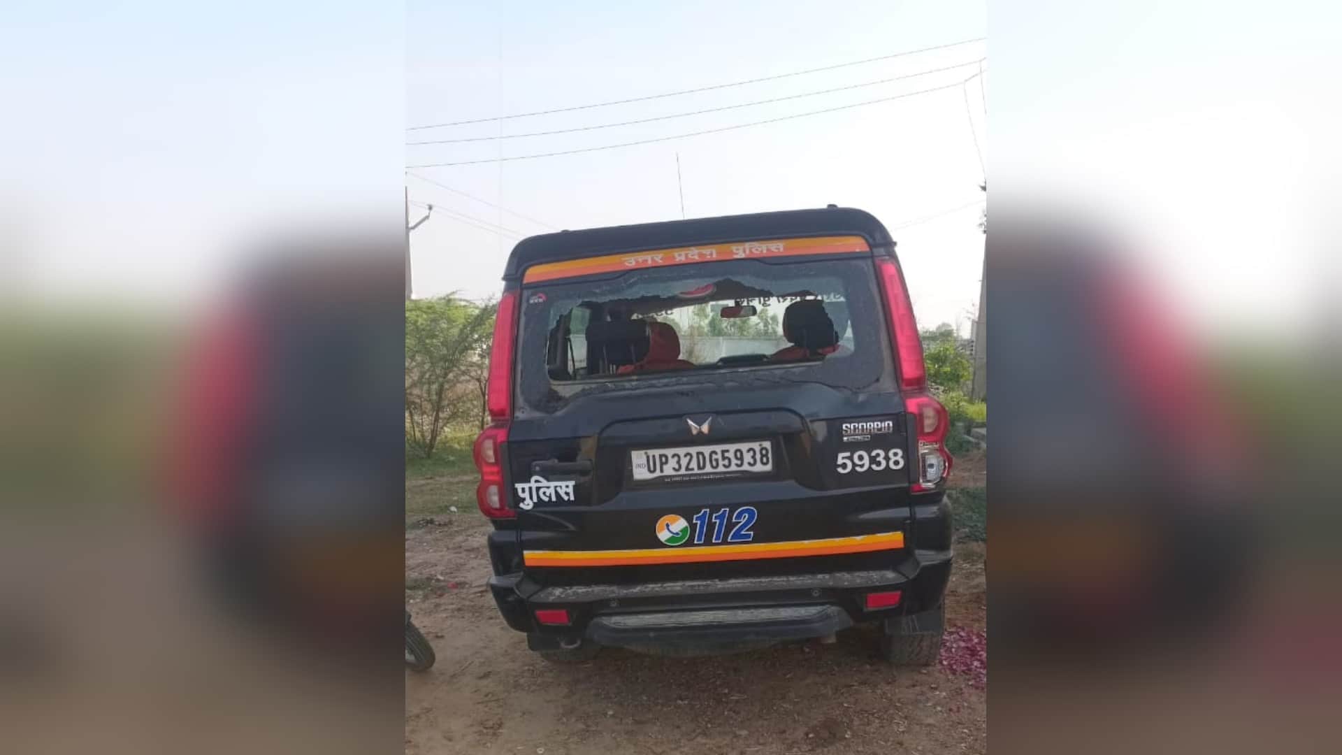 पथराव में क्षतिग्रस्त पुलिस की पीआरवी वैन।