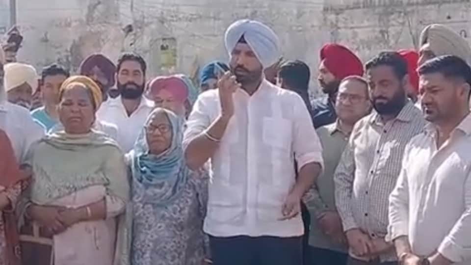 प्रदर्शन में शामिल हुए अमरिंदर सिंह राजा वड़िंग