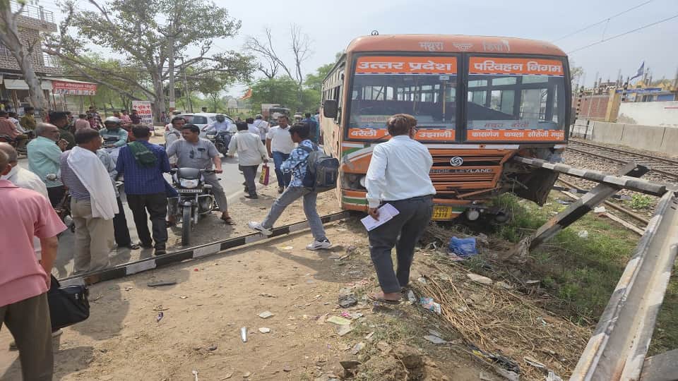 सोखना रेलवे फाटक के पास फैंसिंग में घुसी मथुरा डिपो की बस