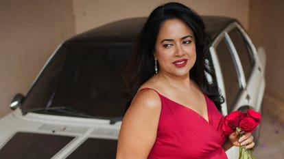 Sameera Reddy make funny video with cylinder amid lpg shortage users comment on it