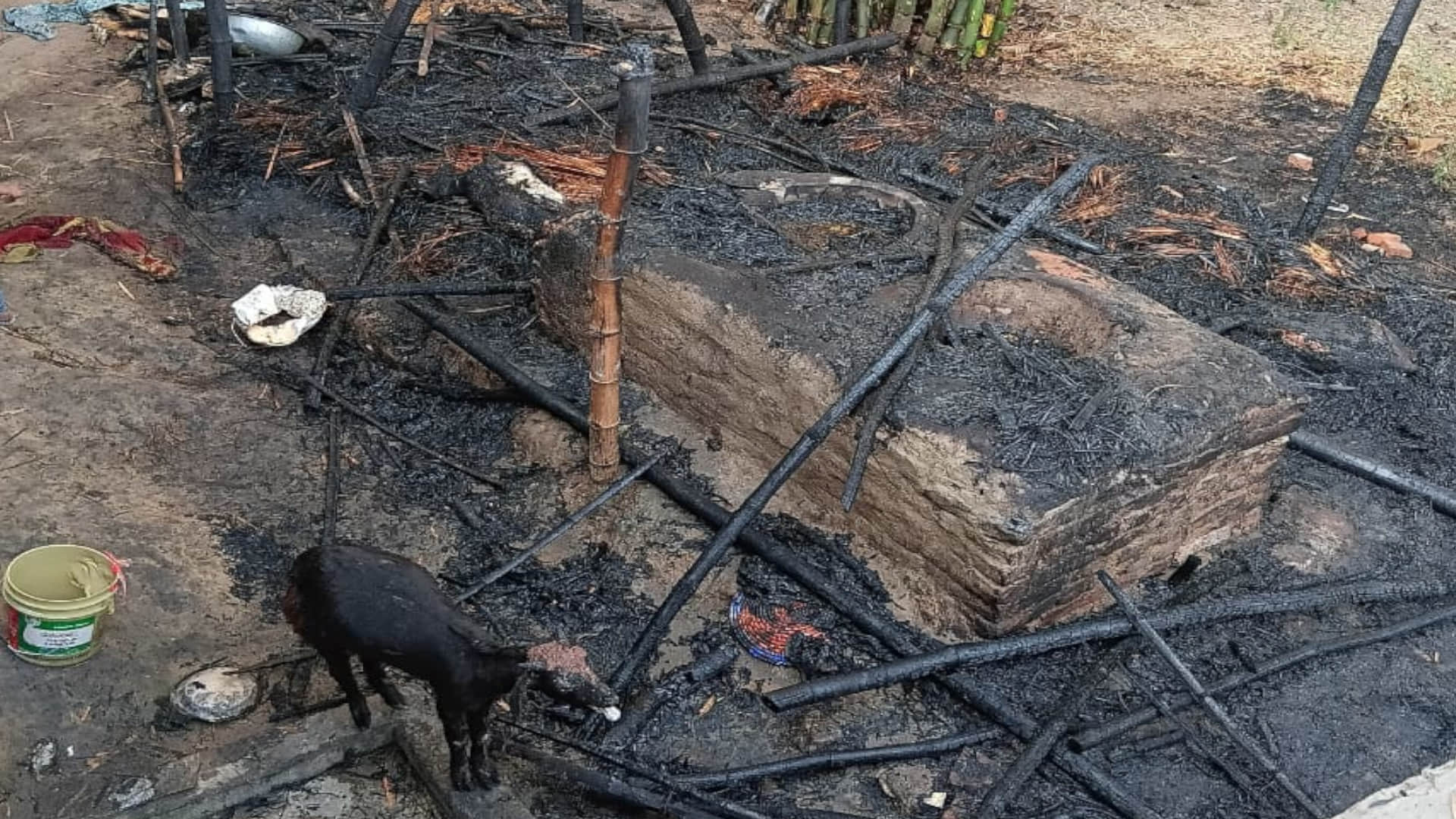 आग बुझने के बाद झोपड़ी राख में बदल गई