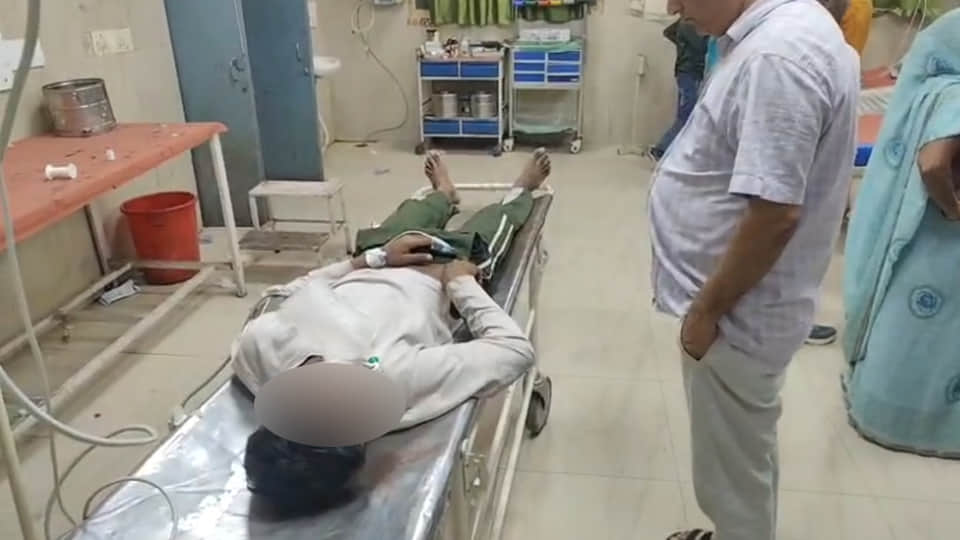 स्ट्रेचर पर किशोर