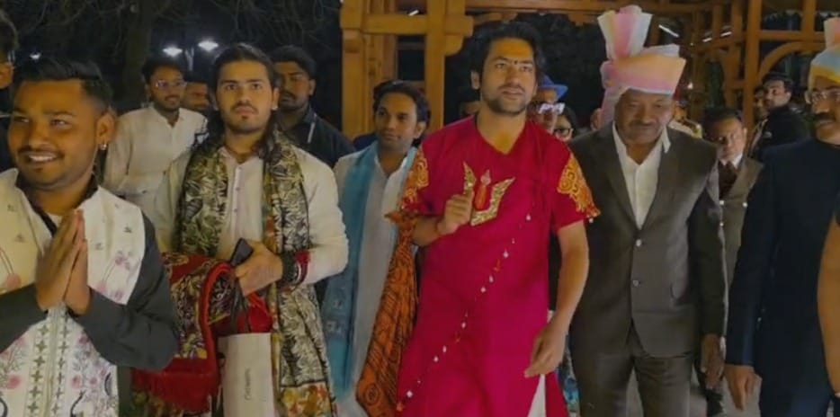 धीरेंद्र शास्त्री (बागेश्वर महाराज) पहुंचे कार्यक्रम स्थल पर।