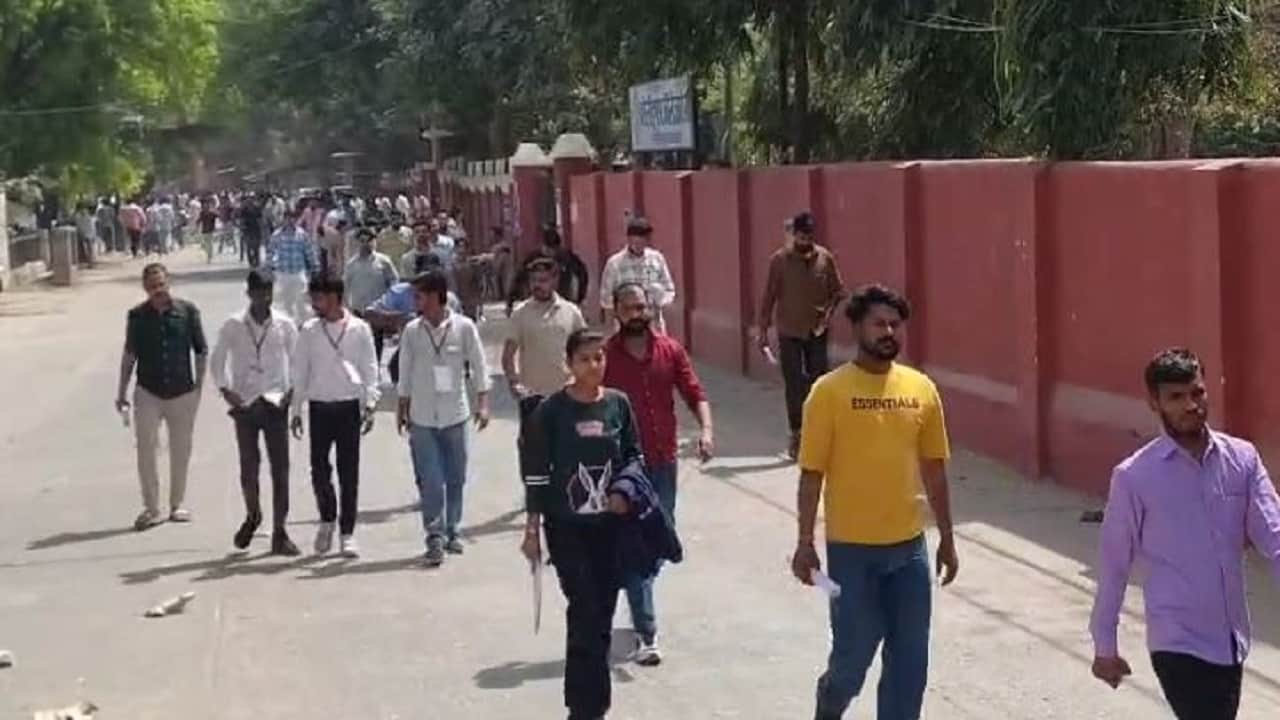 परीक्षा देकर बाहर निकलते अभ्यर्थी
