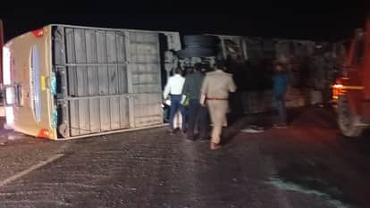 Unnao: Sleeper bus overturns on Lucknow-Agra Expressway, 20 passengers injured