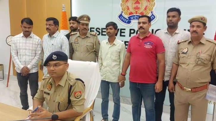 आरोपी युवक की जानकारी देती पुलिस।