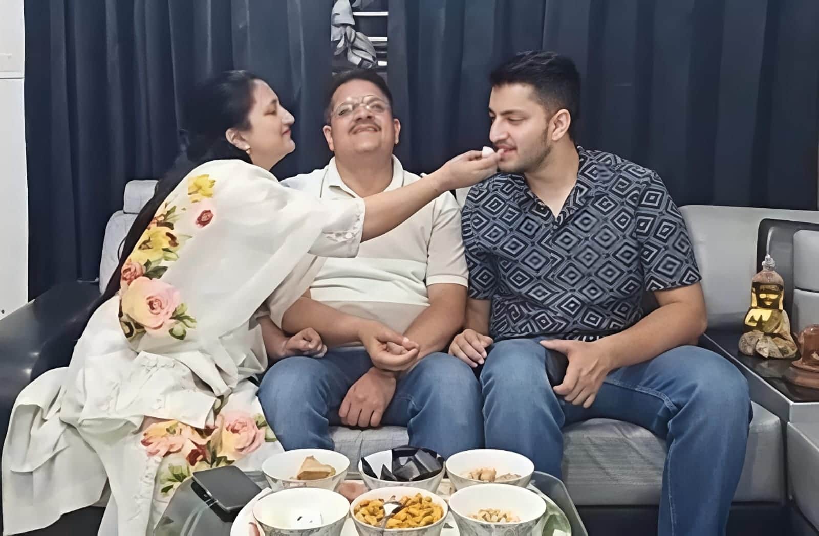 अब्श्यू को मिठाई खिलाती मां रितू शर्मा।