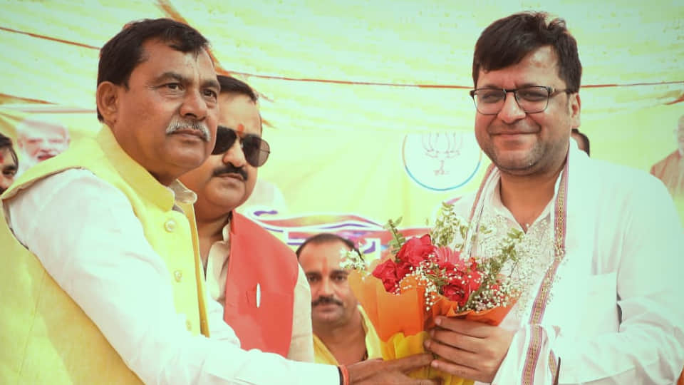 अहिरोरी के होली मिलन समारोह में पहुंचे आबकारी मंत्री नितिन अग्रवाल