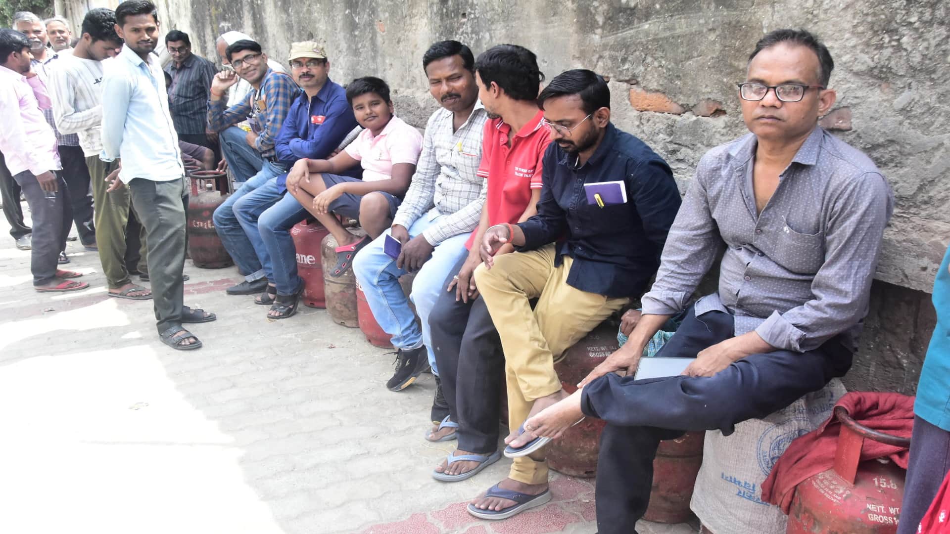 अल्लापुर स्थित गैस एजेंसी में सिलिंडर के जुटी लोगों की भीड़।