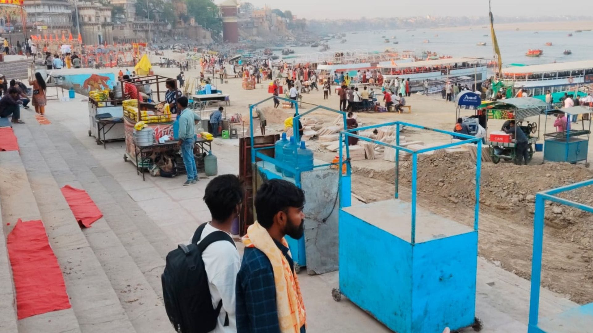 अस्सी घाट पर बंद पड़ीं दुकानें।