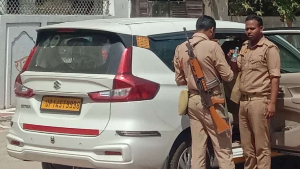 कार्रवाई करती टीम