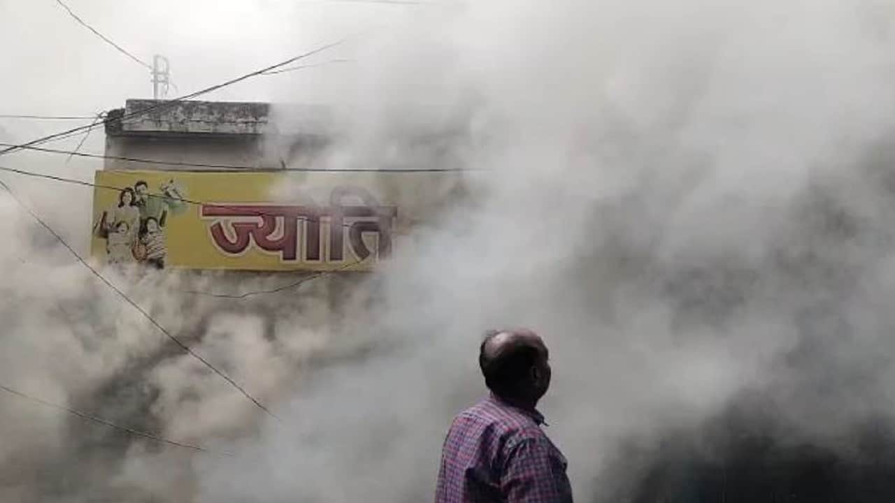 दुकान से निकलता धुएं का गुबार