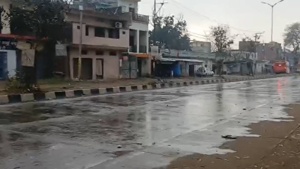 UP Weather Strong winds and light drizzle in several districts including Lucknow Hailstorm alert issued