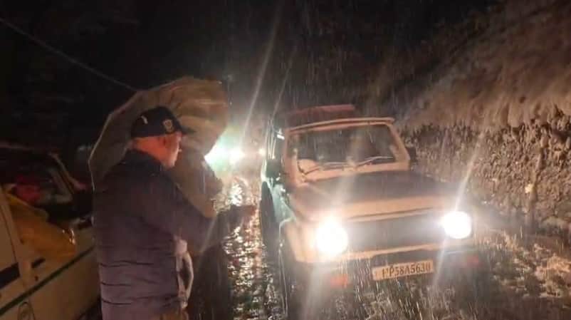 1000 Vehicles Stranded in Manali Due to Snowfall