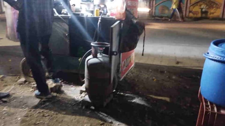 LPG Shortage: देहरादून का हाल; घरों में हो रहा रसोई गैस का इंतजार, इधर धड़ल्ले से वाणिज्यिक उपयोग