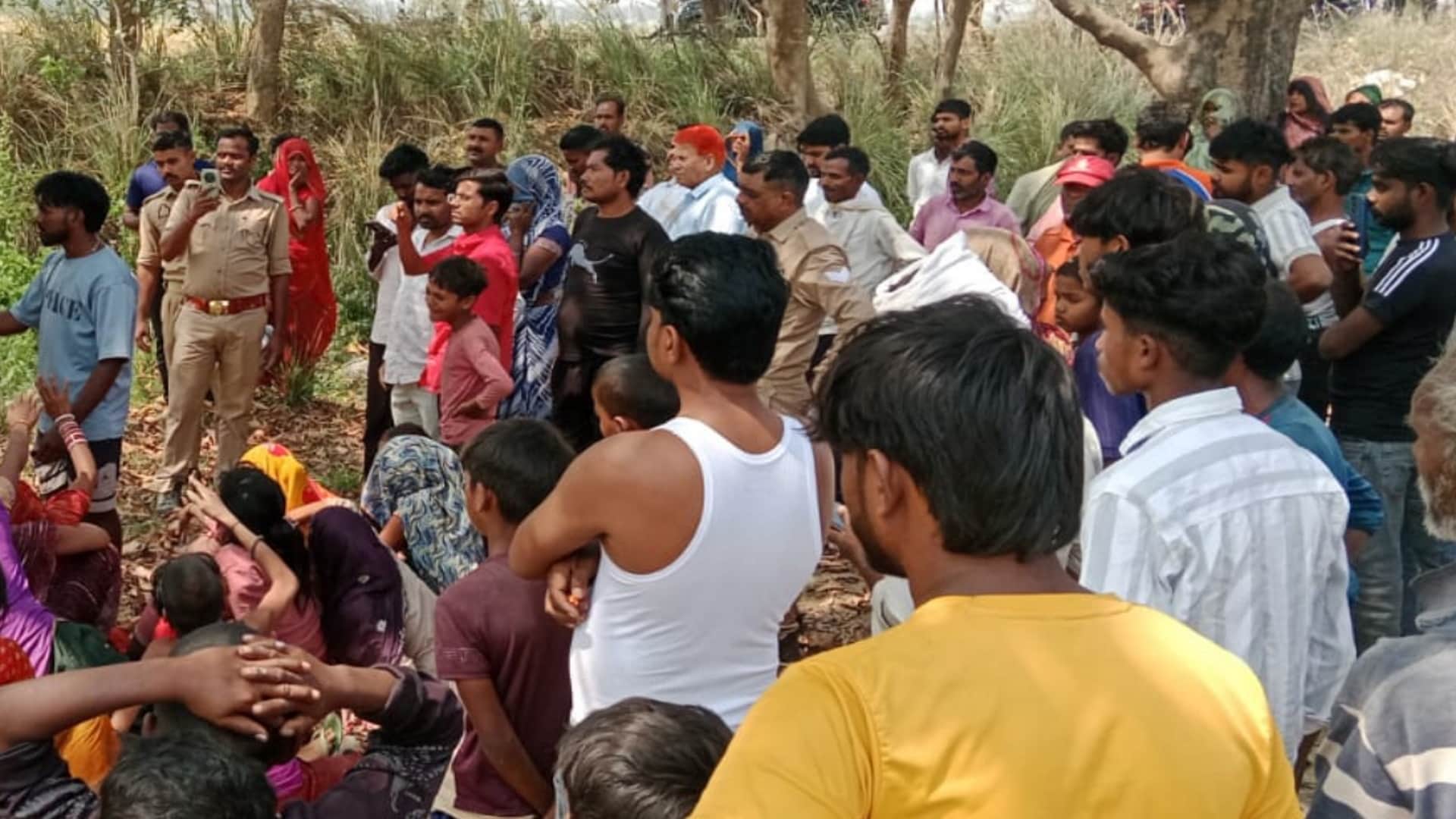 घटनास्थल पर जुटी भीड़।