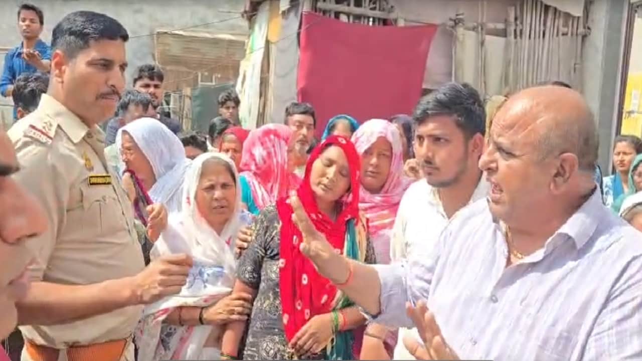 हंगामा करते लोग