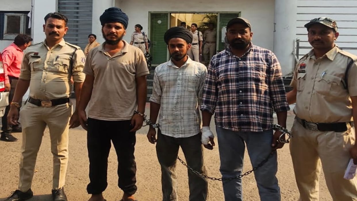 Uproar during challan in no parking, three youths who pushed the traffic police were arrested in Raipur