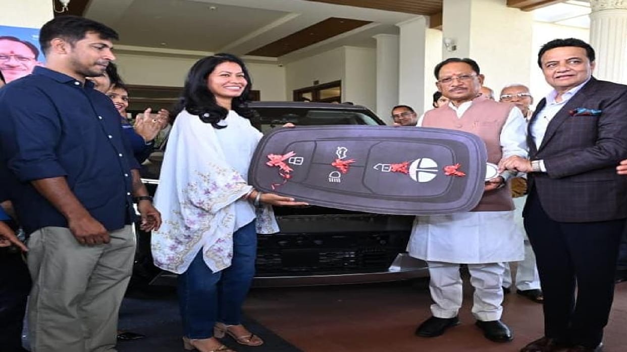 Chhattisgarh daughter Akanksha Satyavanshi honored, CM Vishnudev Sai presented her a Tata Sierra car