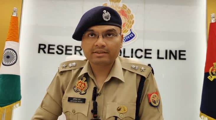 जानकारी देते पुलिस अधिकारी।