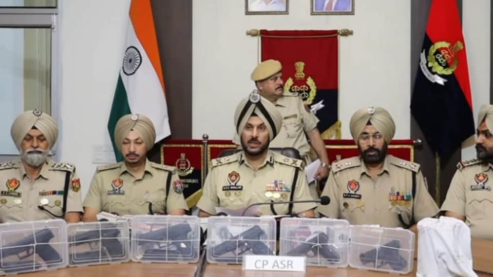 जानकारी देते पुलिस अधिकारी।