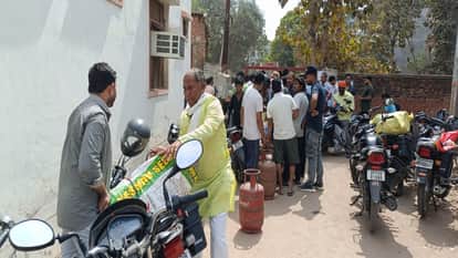 Home delivery of gas cylinders affected in villages, people queue up at warehouses