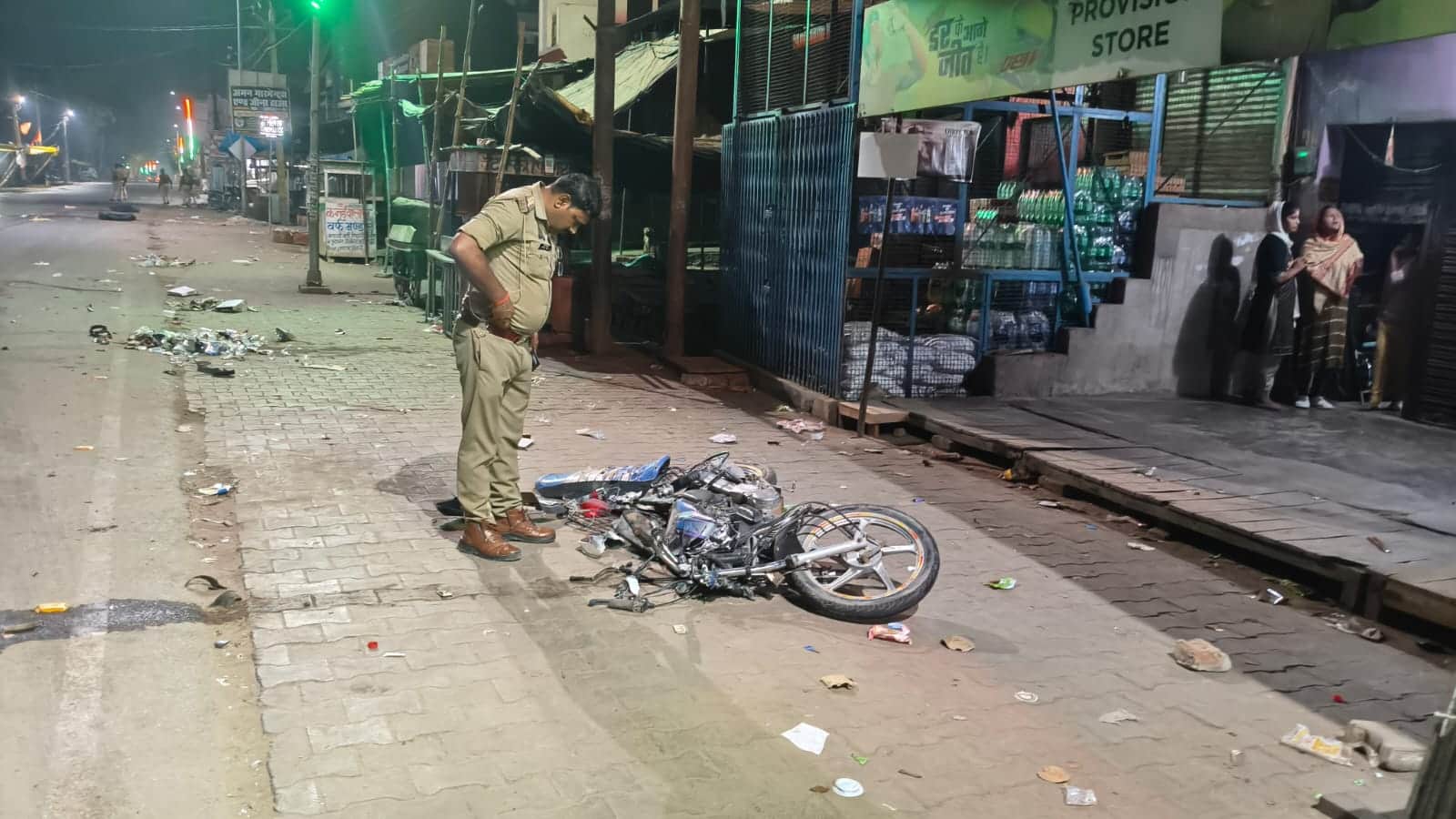 घटनास्थल पर पड़ी बाइक