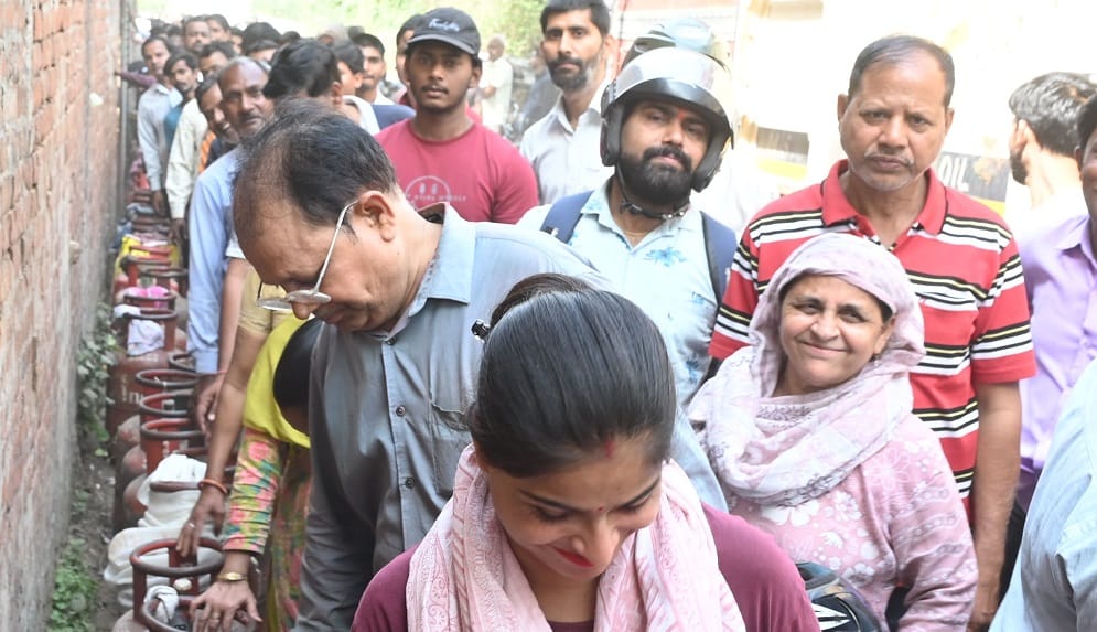 Kanpur gas crisis  as complaints begin pouring in officials switch off their mobile phones