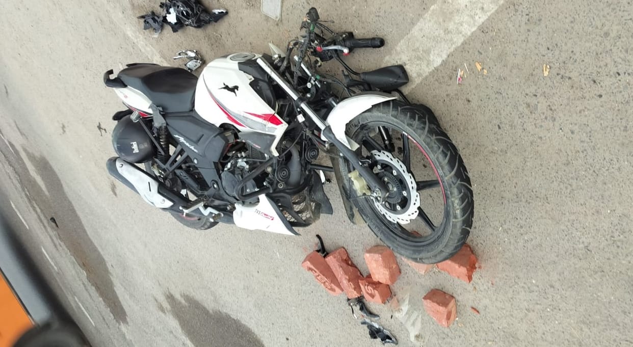 Unnao Out of control bike crashes into tractor trolley two friends on their way to take SI exam injured