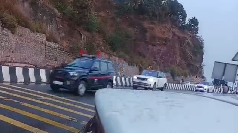 Haryana Congress MLAs reached Kasauli in three vehicles