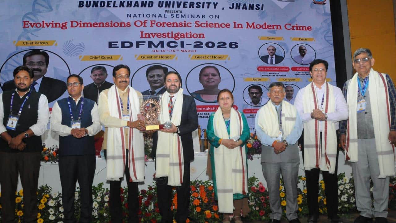 कार्याशाला में अतिथियों को सम्मानित करते कुलपति।