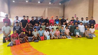 कुश्ती प्रतियोगिता के विजेता और उपविजेता खिलाड़ी।