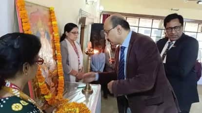 लोक अदालत का शुभारंभ करते अतिथि।