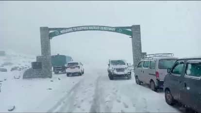 Fresh snowfall results in closure of Bandipora-Gurez Road.