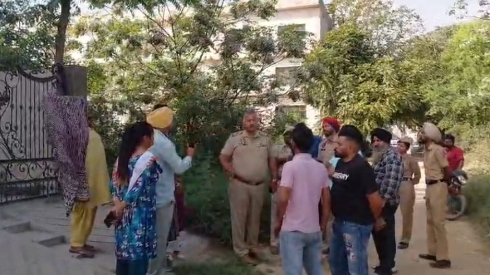 मौके पर मौजूद पुलिस व लोग।