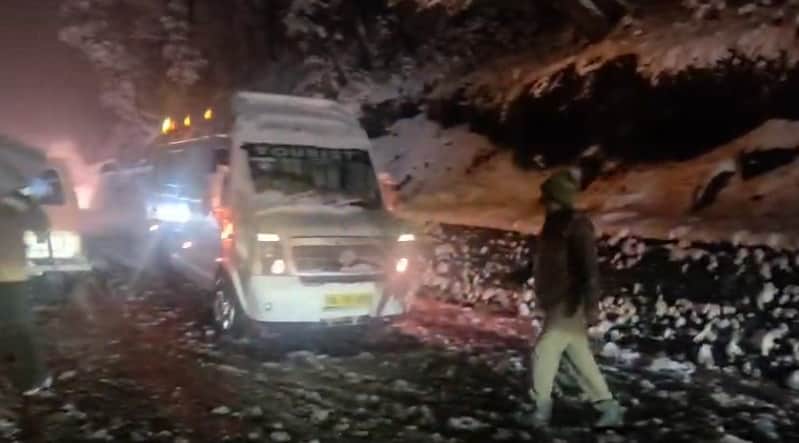 1000 Vehicles Stranded in Manali Due to Snowfall