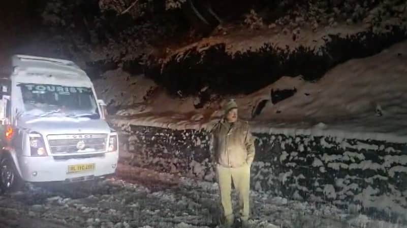 1000 Vehicles Stranded in Manali Due to Snowfall