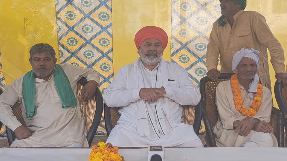 मेरठ में आयोजित कार्यक्रम में राकेश टिकैत।