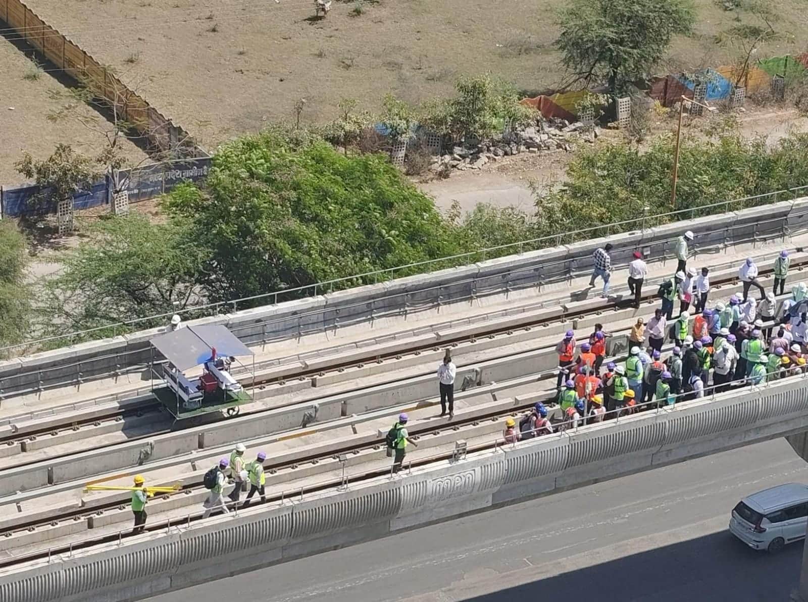 मेट्रो ट्रेक का अंतिम निरीक्षण।