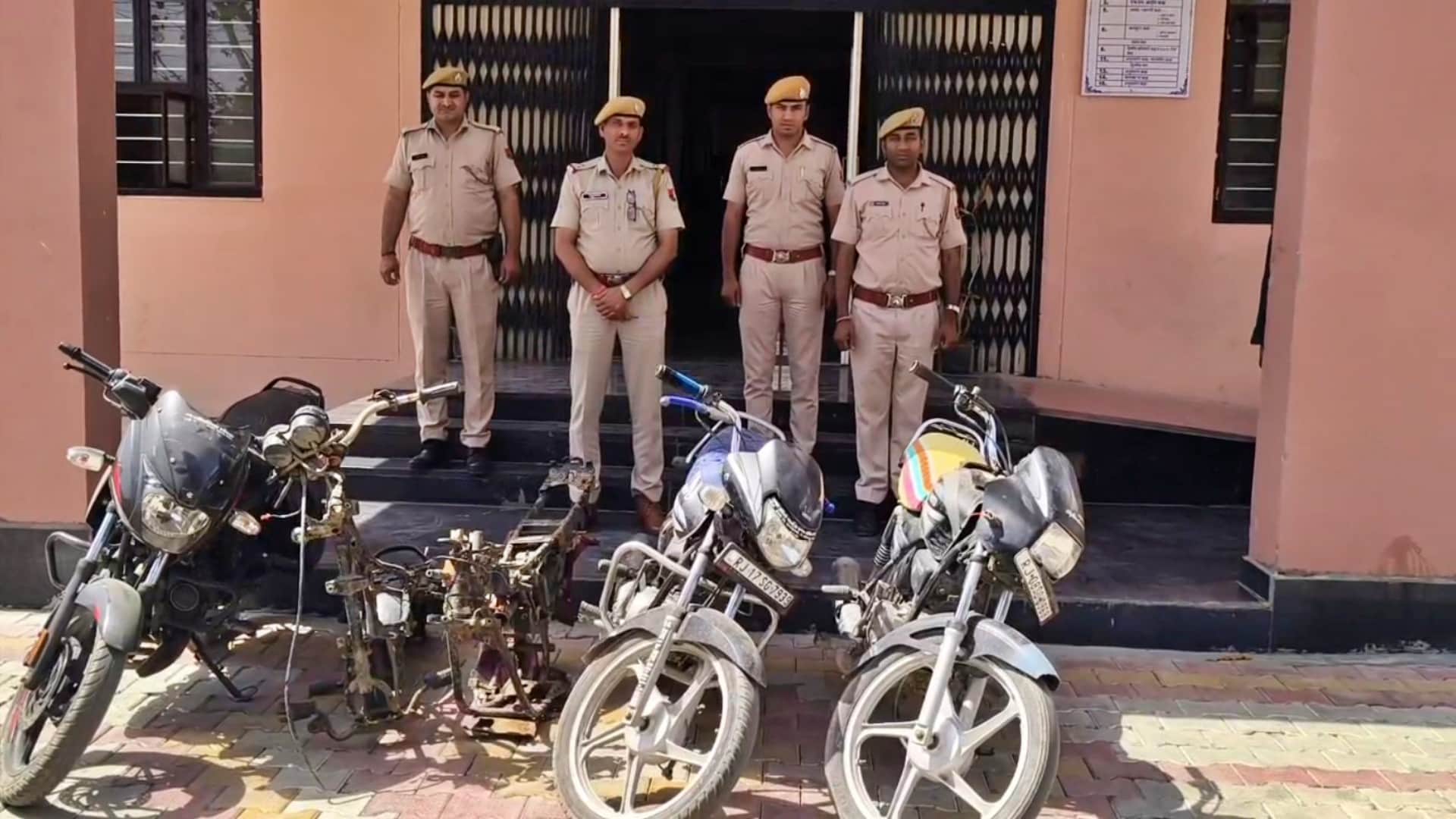 पुलिस की गिरफ्त में आरोपी और बरामद बाइकें