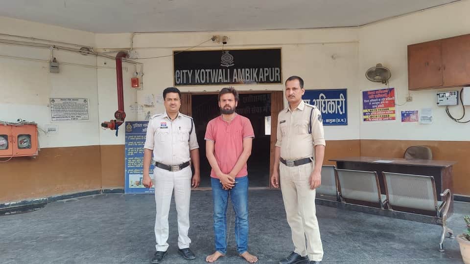 पुलिस की गिरफ्त में आरोपी