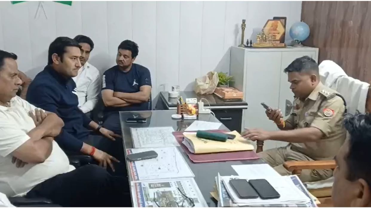 Police accused of assaulting an advocate in Bisrakh Kotwali in Greater Noida
