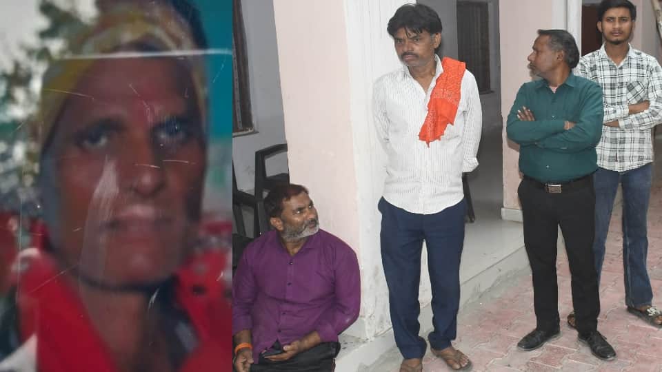 राजेश की फाइल फोटो और जमीन पर बैठा मृतक का दिव्यांग दूसरा बेटा।