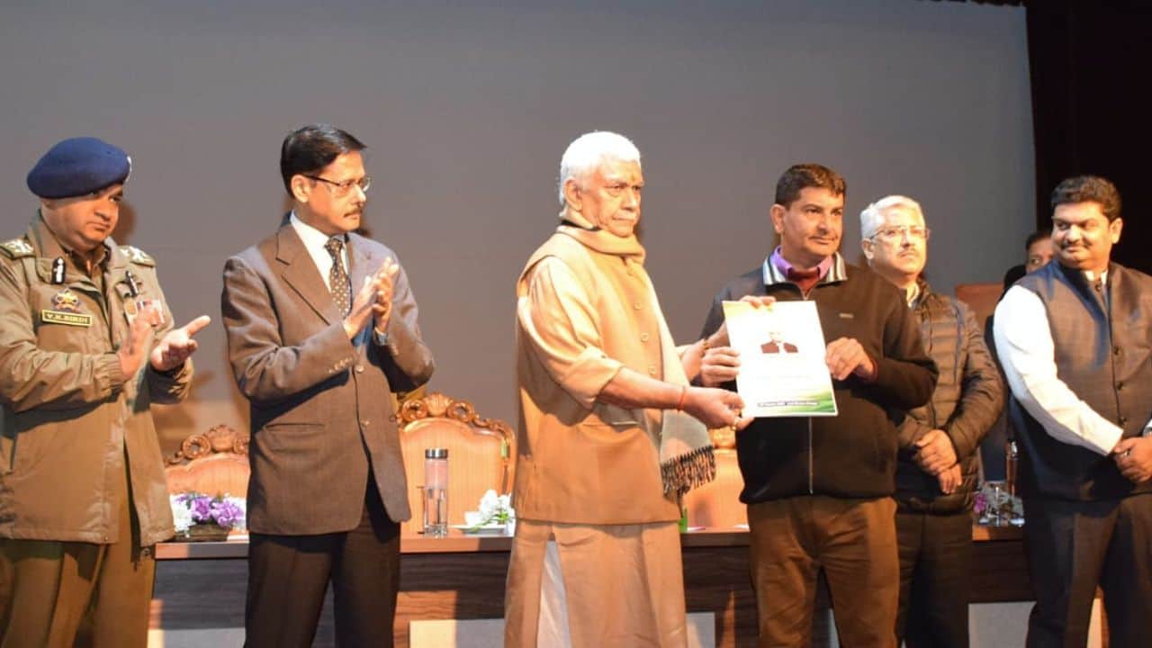 श्रीनगर में एलजी ने आतंक पीड़ितों के परिवारों को नियुक्ति पत्र सौंपे