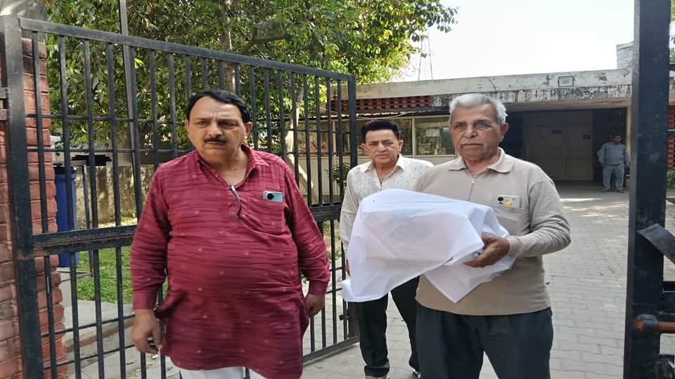 शवगृह के बाहर बच्ची के भ्रूण को लेकर जाते जनसेवादल के सदस्य