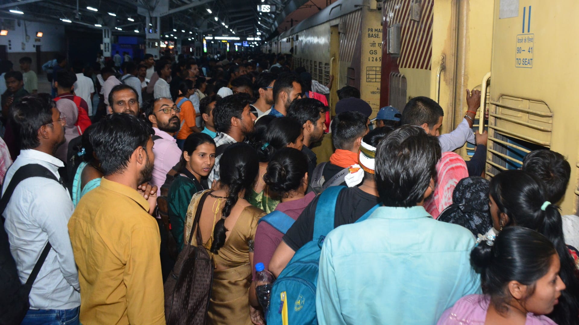 दरोगा भर्ती परीक्षा के चलते प्रयागराज जंक्शन पर उमड़ी भीड़।