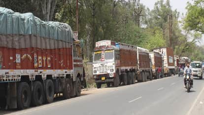 Parking of trucks in residential areas of Hathras city