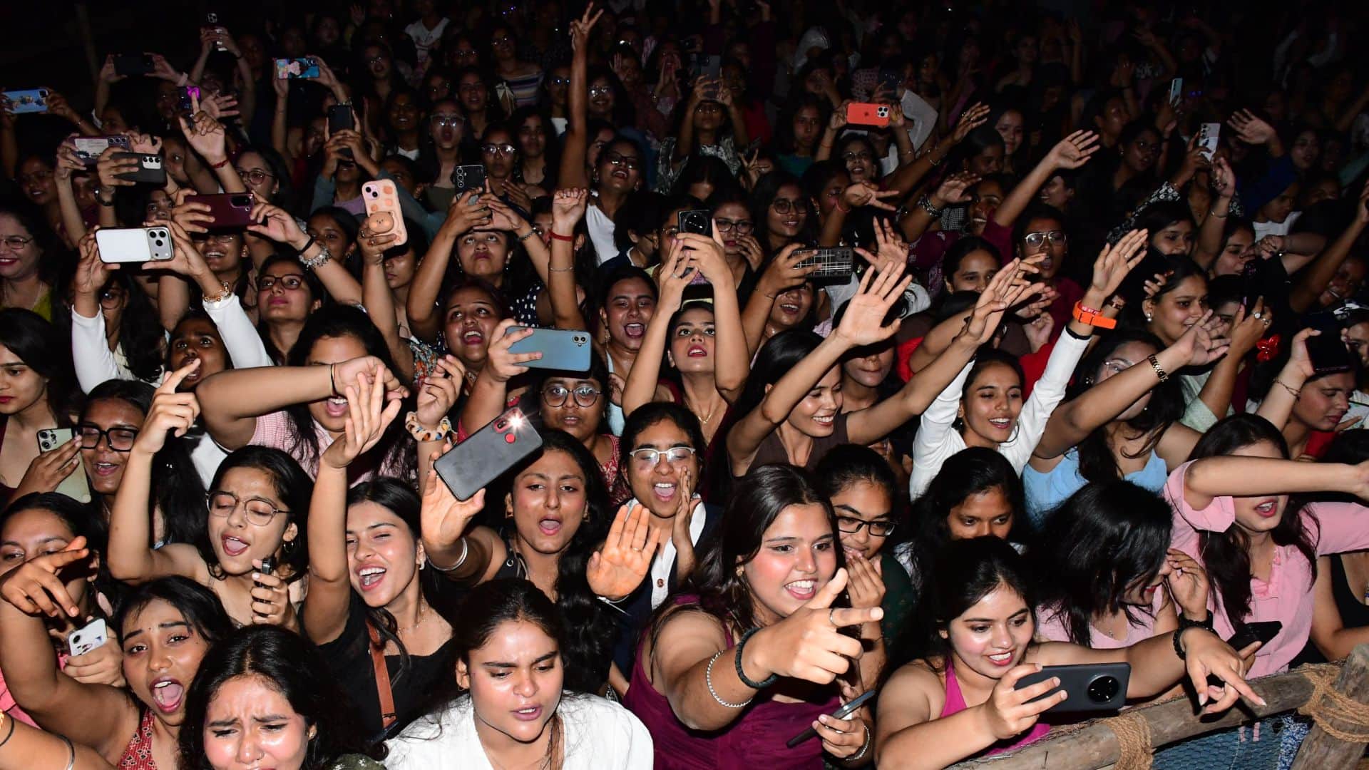 IIT BHU Technex 2026 Tech-Savvy Enthusiasts Grooved to Darshan Raval Songs for 90 Minutes in Varanasi