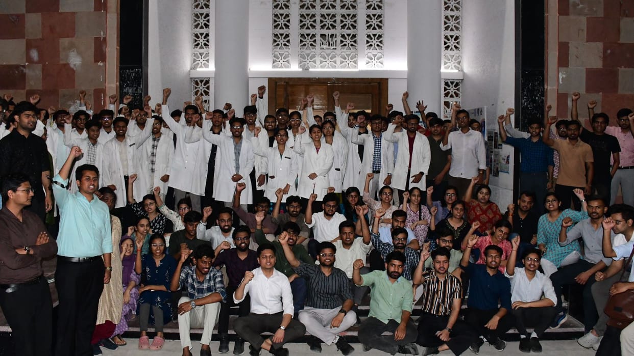 Attempted Suicide at BHU case Junior Doctors Protest, Citing Excessive Work Pressure in Surgery